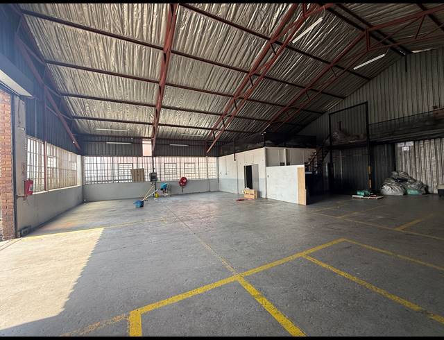 1,265M² WAREHOUSE TO LET IN JET PARK